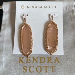 EUC Kendra Scott Lauren earrings in peach pearl, set in rose gold.